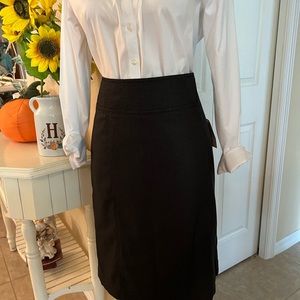 Fitted skirt with back pleats